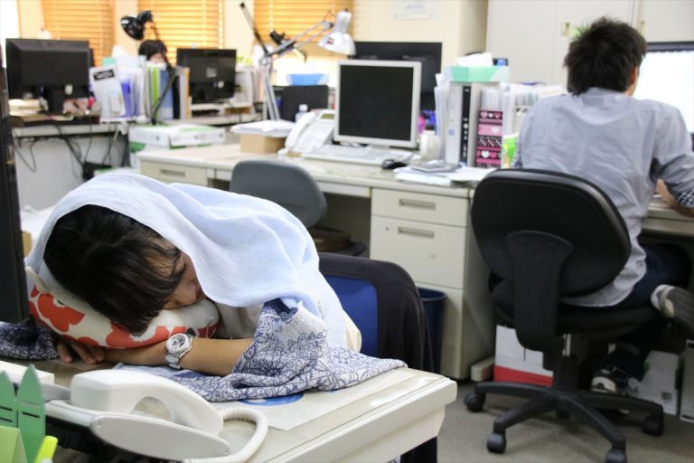 仮眠で生産性向上!3社の取材から見えたパワーナップの取り組みと効果を徹底紹介 - Gostory! MEDIA